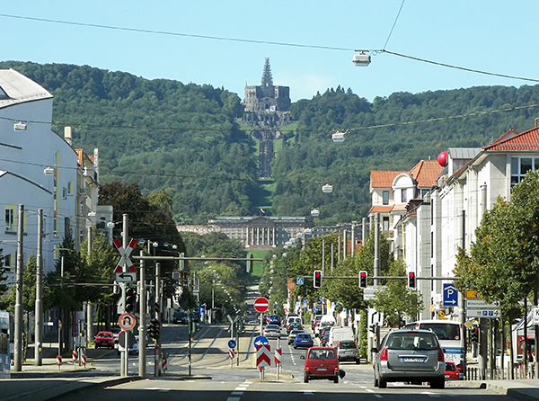 Blick zum Schlosspark Wilhelmshoehe in Kassel. Links ist das Anthroposophische Zentrum zu sehen - Quelle: Wikipedia
